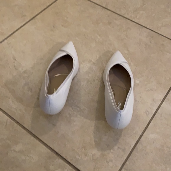 Vionic kitten heel Sylvie pump in white NWT - Picture 8 of 14